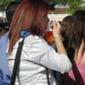 La chica disfrutando del espectaculo