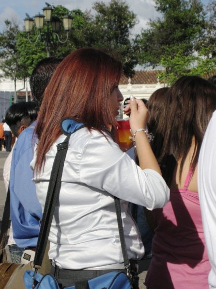 La chica disfrutando del espectaculo