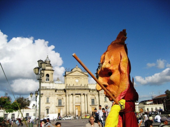Extraña Mascara y la Catedral de Guatemala Extraña Mascara y la Catedral de Guatemala