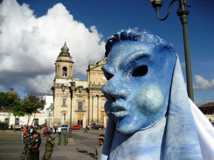 Extraña Mascara y la Catedral de Guatemala Extraña Mascara y la Catedral de Guatemala