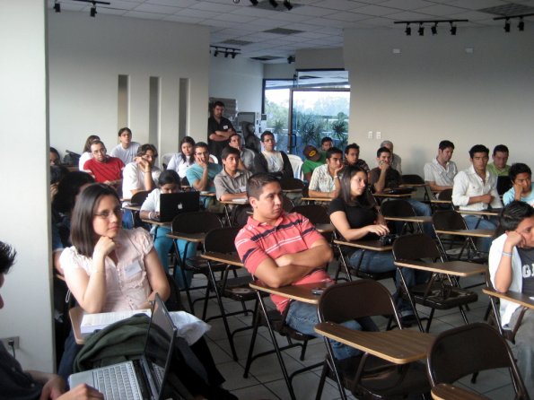 Escuchando la charla de Eduardo Arcos