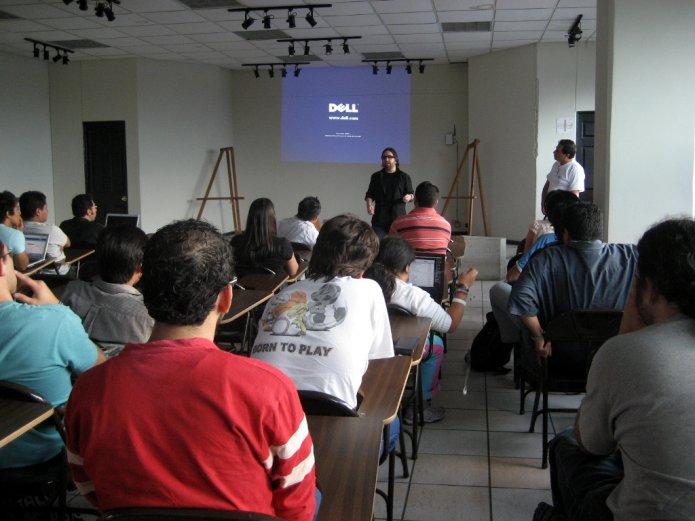 Escuchando la charla de Eduardo Arcos Escuchando la charla de Eduardo Arcos