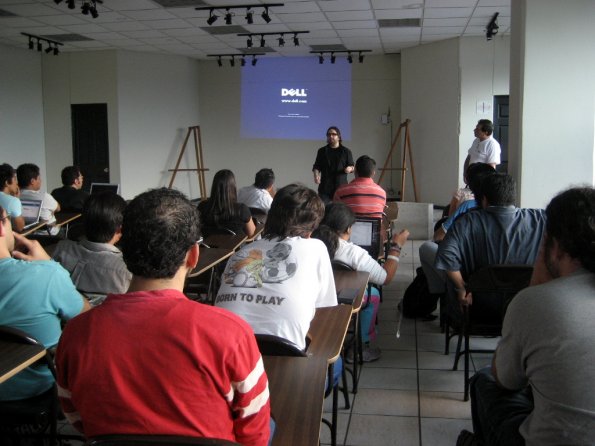 Escuchando la charla de Eduardo Arcos