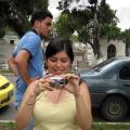 Paola revisando el trabajo