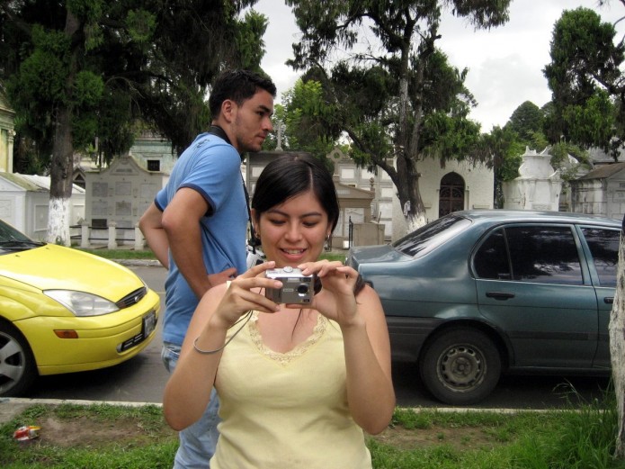 Paola revisando el trabajo Paola revisando el trabajo