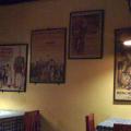 Posters en la pared del restaurante