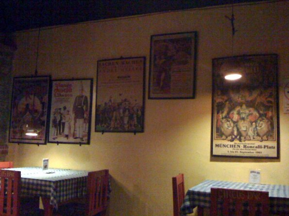 Posters en la pared del restaurante