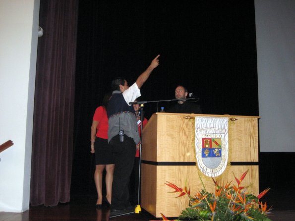 Jimmy Wales recibiendo instrucciones
