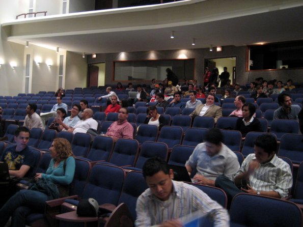 Primeros asistentes a la conferencia