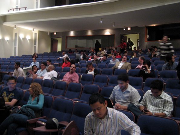 Primeros asistentes a la conferencia