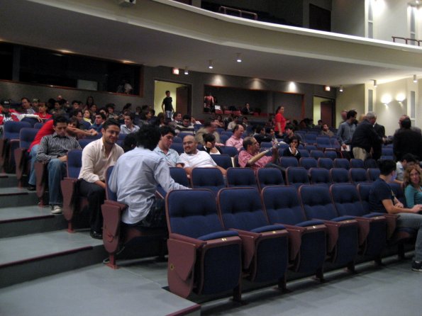 Primeros asistentes a la conferencia