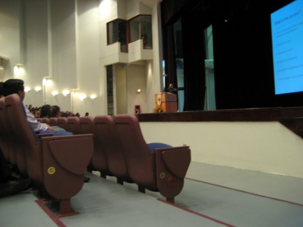 Jimmy Wales desde el podio