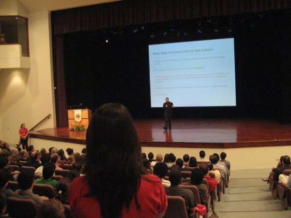 Vista desde el publico hacia Jimmy