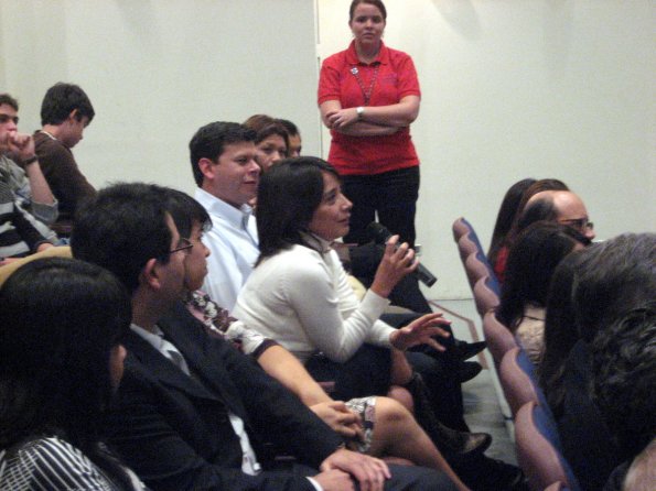 Una de las asistentes haciendo una pregunta