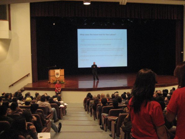 Vista desde el publico hacia Jimmy