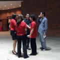 Voluntarios de la UFM charlando