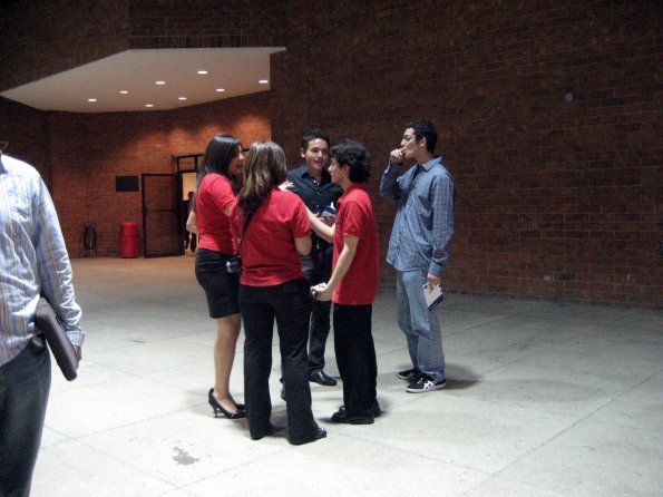 Voluntarios de la UFM charlando