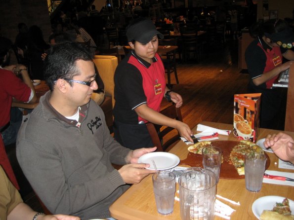 Allan recibiendo su porciÃ³n de pizza