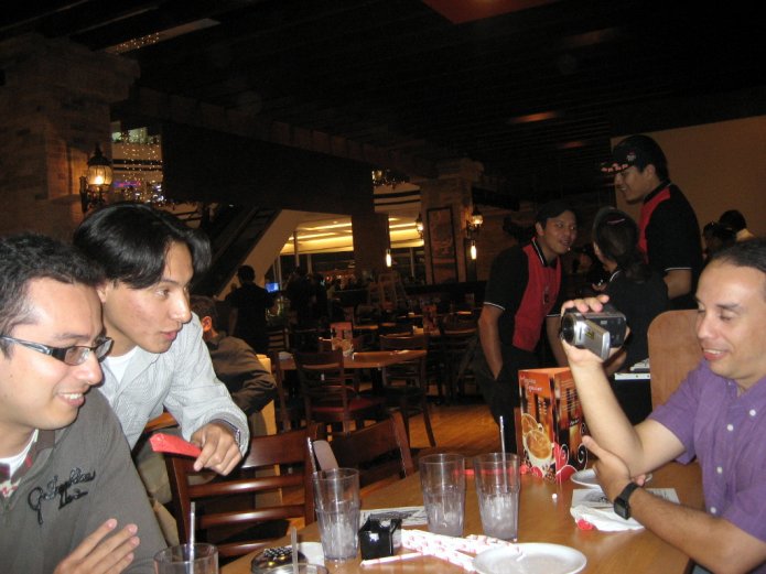 Sakis entrevistando a Allan