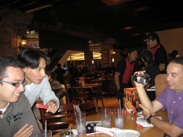 Sakis entrevistando a Allan