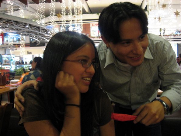 Sakis entrevistando a Regina