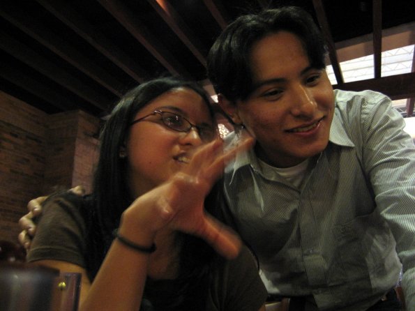 Sakis entrevistando a Regina