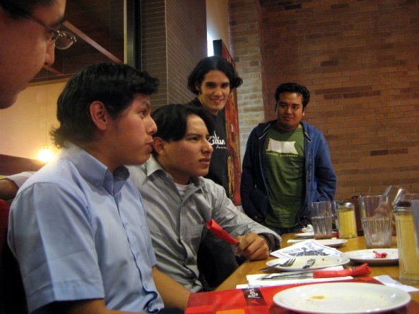 Sakis entrevistando a Lesther