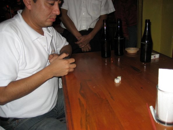 Willian tirando los dados