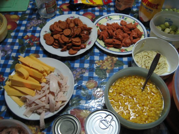 Alistando los ingredientes para el fiambre