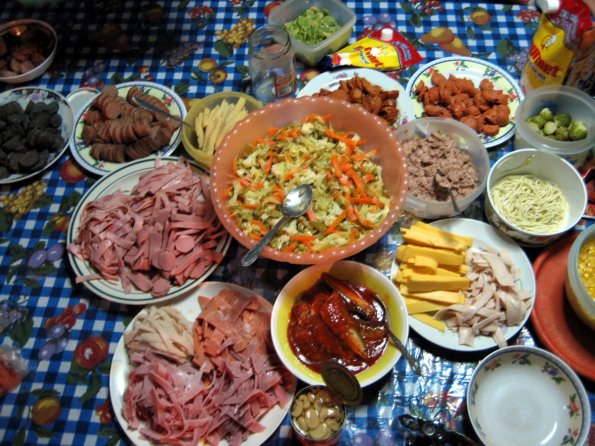 Alistando los ingredientes para el fiambre