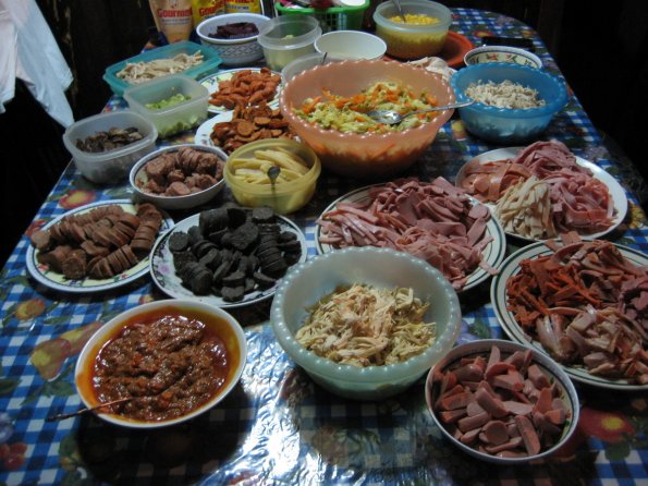 Alistando los ingredientes del fiambre