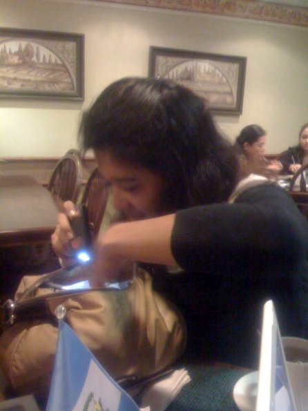 Lucky mostrando lo avanzado de su movil