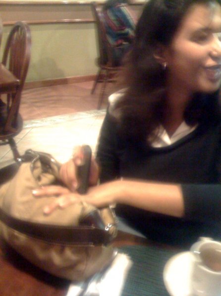 Lucky mostrando lo avanzado de su movil