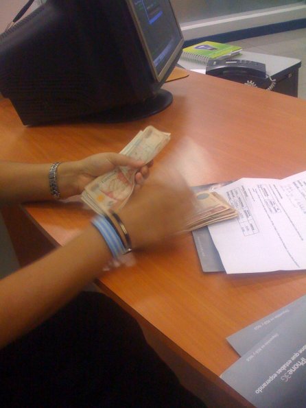 Contanto el Dinero para comprar un iPhone 3G Prepago