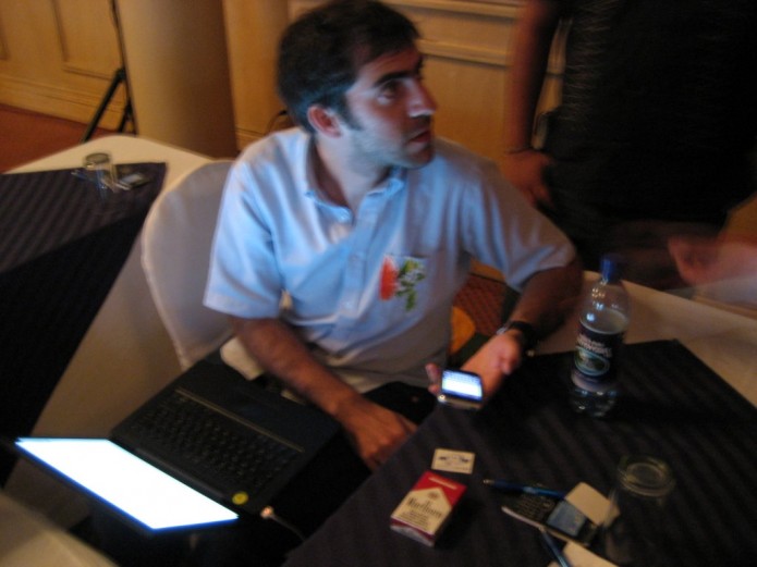 Leo Prieto y su iPhone Leo Prieto y su iPhone