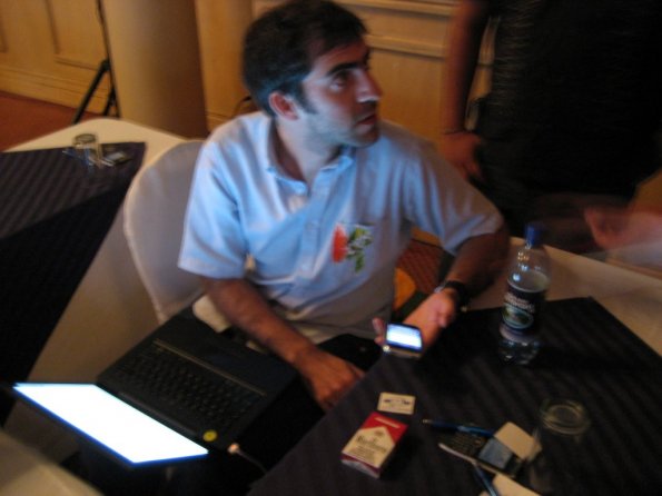 Leo Prieto y su iPhone