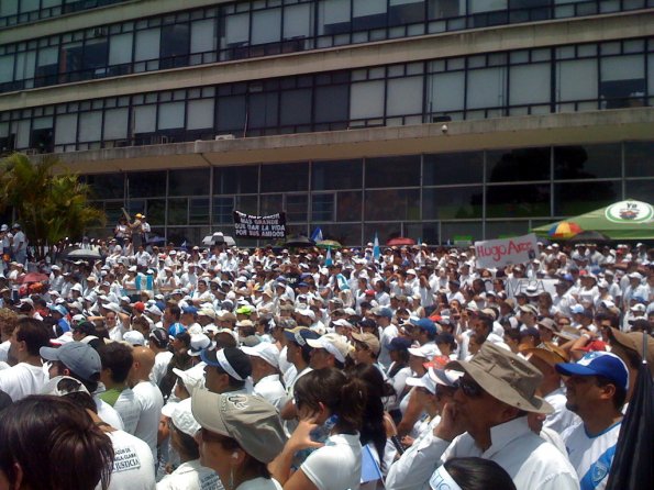 Manifestantes en la Plaza Italia - 2