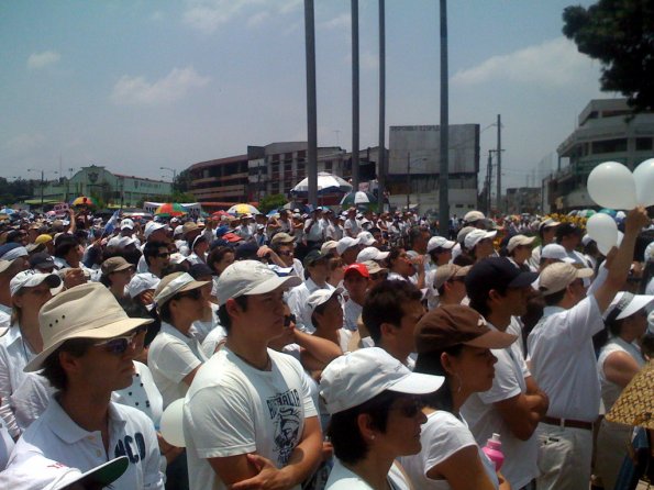 Manifestantes en la Plaza Italia - 3