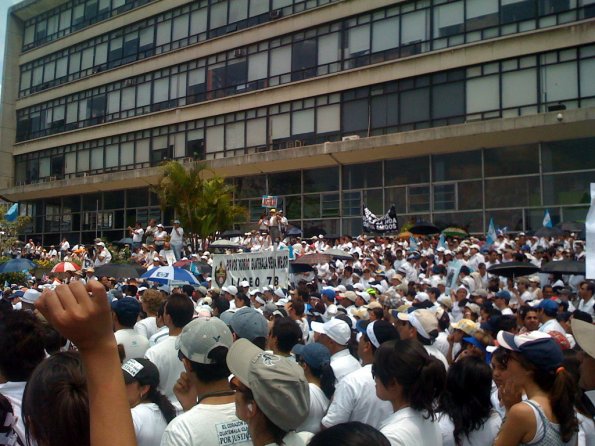 Manifestantes en la Plaza Italia - 3