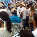 Cubriendose con la bandera de Guatemala