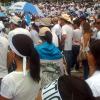 Cubriendose con la bandera de Guatemala