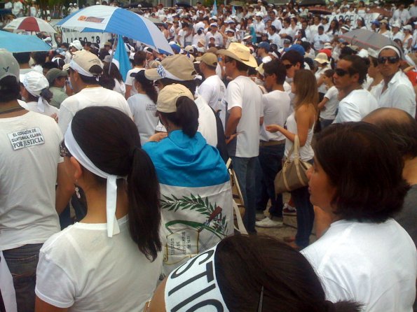 Cubriendose con la bandera de Guatemala