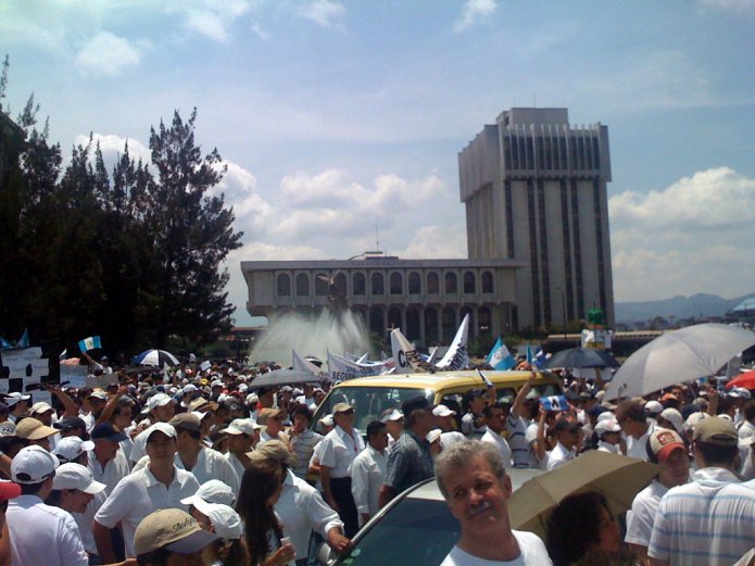Manifestantes en centro cÃvico Manifestantes en centro cÃvico