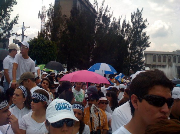 Manifestantes en centro cÃ­vico