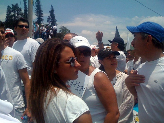 Manifestantes en centro cívico