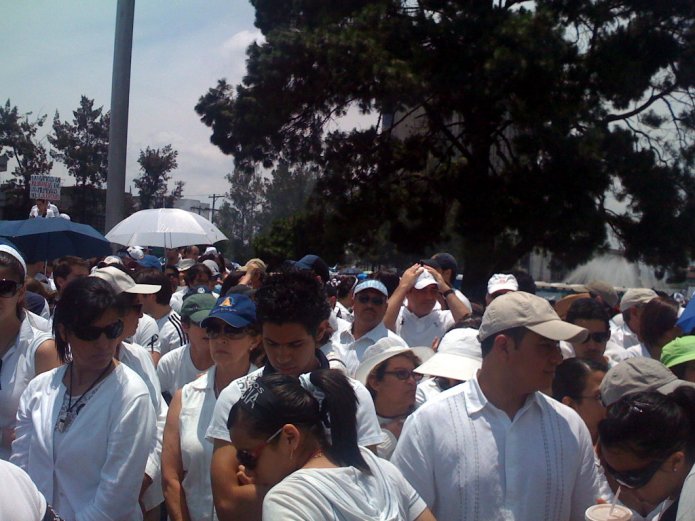 Manifestantes en centro cívico