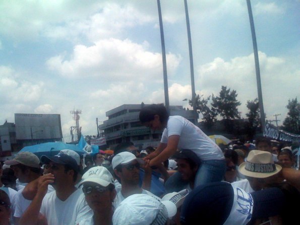 Manifestantes en centro cÃ­vico
