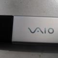 La marca VAIO grabada en la parte posterior