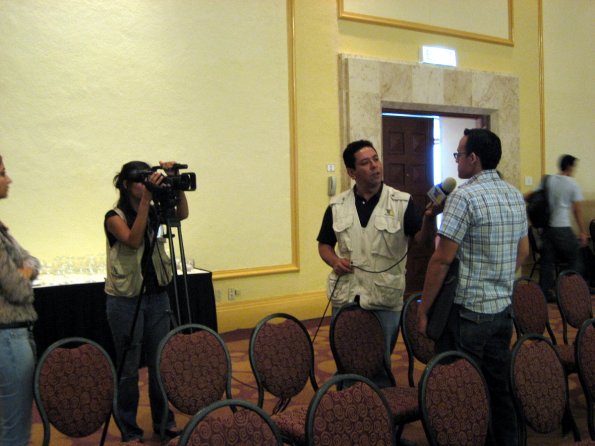 Gente de Televisa haciendo cobertura del evento