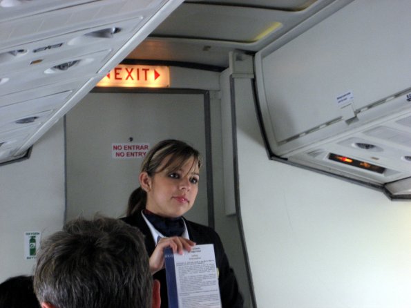 La Azafata de nuestro vuelo